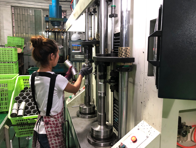 Bên trong khu vực sản xuất bình giữ nhiệt - Nhà máy đối tác của Gift Business