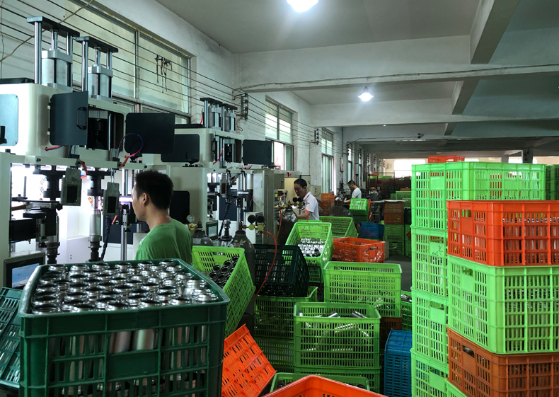 Công nhân vận hành máy sản xuất bình giữ nhiệt - Bên trong nhà máy sản xuất đối tác của Gift Business